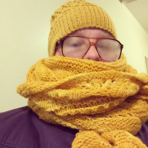 Kuvassa Tui kääriytyneenä keltaiseen huiviin ja pipoon