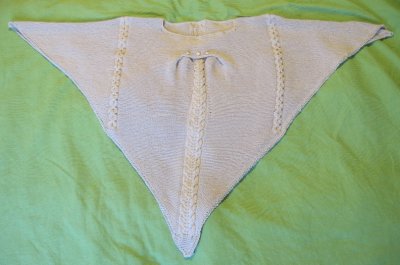 Kantoliinaponcho tasolle levitettyn.