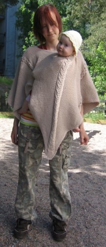 Kuvassa poncho XS-kokoisen naisen yll.