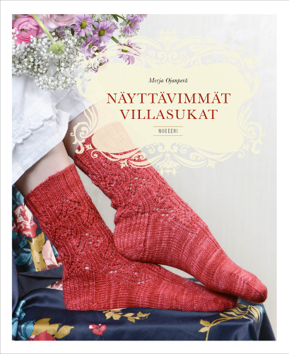Näyttävimmät villasukat -neuleohjekirjan kansikuva, jossa punasävyiset pitsineulesukat henkilön jaloissa.