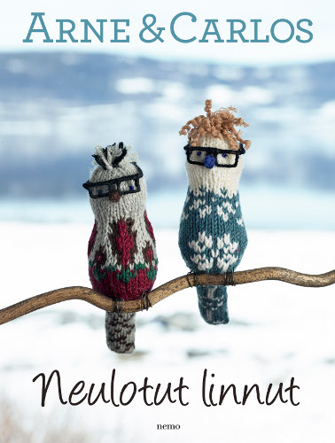 Neulotut Linnut -kirjan kansikuva, jossa kaksi silmälasipäistä neulottua lintua oksalla.