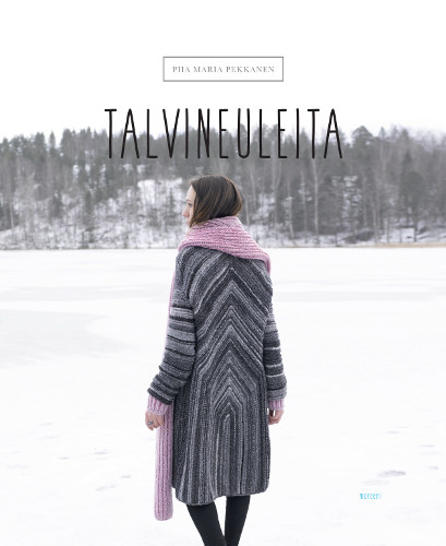 Talviset neuleet -neuleohjekirjan kansikuva, jossa henkilö selin lumisella järven jäällä päällään polvipituinen harmaasävyraitainen neuletakki ja kaulassaan vaaleanpunainen pitkä kaulaliina.