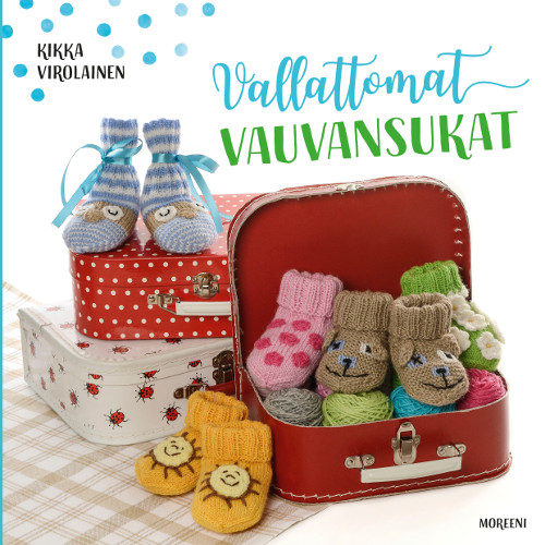 Vallattomat vauvansukat -neuleohjekirjan kansikuva, jossa erilaisia ja erivärisiä neulottuja vauvantossuja sekä lankakeriä muunmuassa avoimessa pienessä punaisessa pahvimatkalaukussa ja kahden kuvioidun pienen pahvimatkalaukun päällä.
